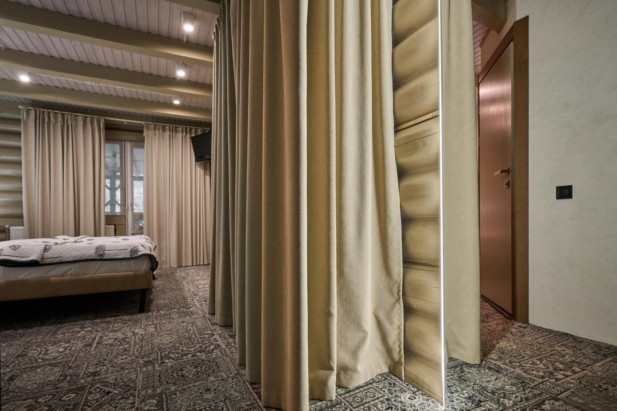 Hotel Vedmezhyi Dvir บูโคเวล ภายนอก รูปภาพ